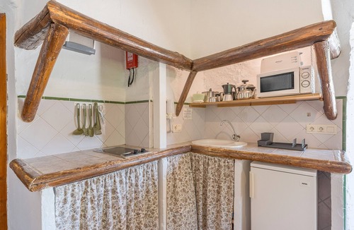 La Zubia Apartment | Apartment 'El Cobertizo' with Mountain Views, Shared Pool and Wi-Fi