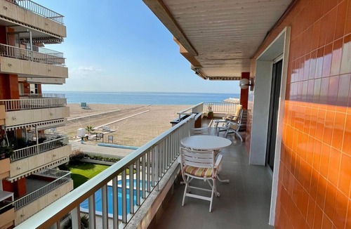 El Roc de Sant Gaieta Apartment | Apartment 'En Primera Línea De Mar' with Sea View, Shared Pool and Wi-Fi