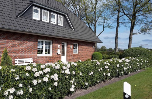 Bad Zwischenahn Apartment | Apartment 'Fewo Meer Und Moor' with Private Terrace, Private Garden and Wi-Fi