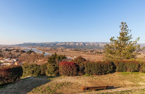 Mallemort Apartment | Apartment 'Gîte Durance' with Mountain View, Wi-Fi and Air Conditioning