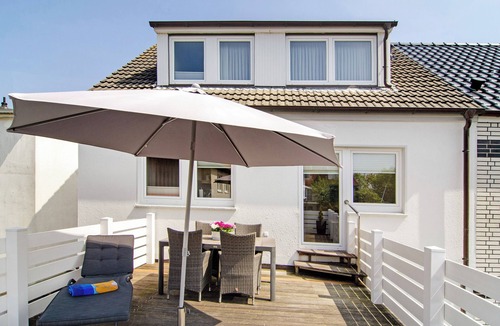 Norderney Apartment | Apartment 'Huus Nördernee 1' with Balcony and Wi-Fi