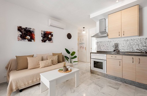 Bailen-Miraflores Apartment | Apartment 'Rd Berrocal' with Wi-Fi and Air Conditioning