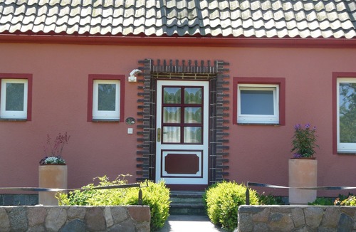 Todendorf Apartment | Apartment "Schwalbennest" in the house at the pond in Todendorf on Fehmarn, dog-friendly