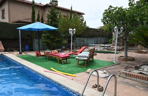 Valdemorillo Apartment | Apartment with pool, garden and barbecue