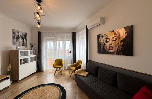 Pecs Apartment | Art-déco