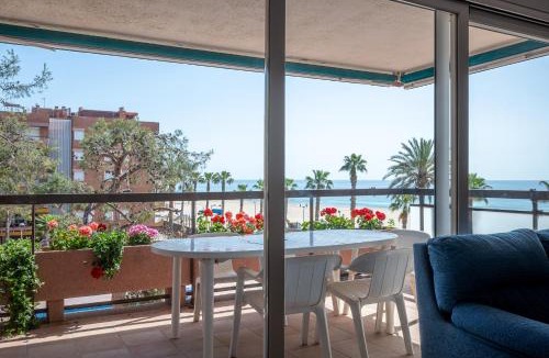 Torredembarra Apartment | AT091 Els Pins, vistas del mar, comunidad con piscina