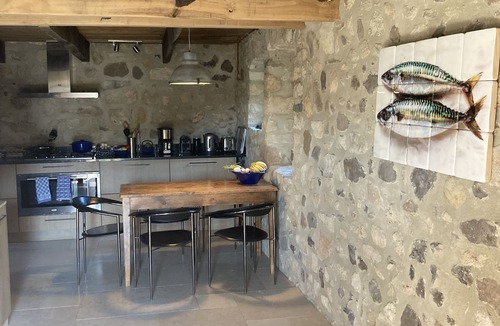 Pourcheres House | Authentic architecture, ultimate tranquility, stunning views, parking
