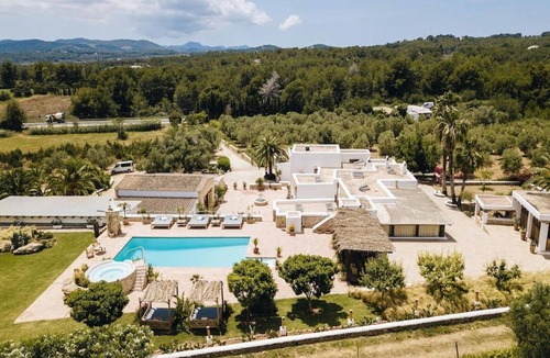 Santa Gertrudis Villa | Beautiful villa in a romantic gateway