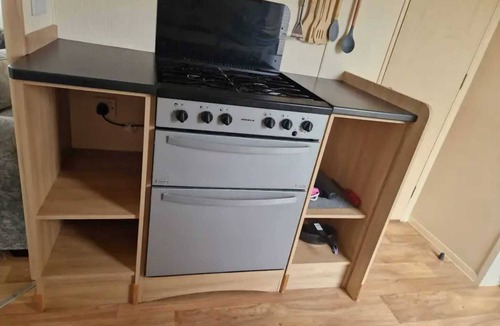 Clacton-on-Sea Cabin | Beachfront 3-Bed Caravan- Pool, Bar & Beach Steps Away