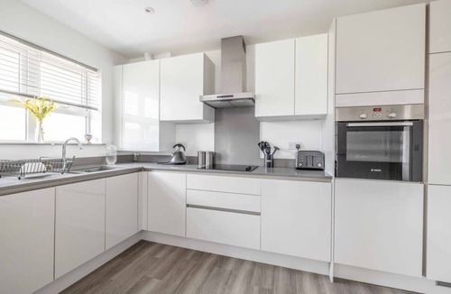Runnymede Condo | Beautiful 2 Bed/2 Bath/Parking - By Tempstay