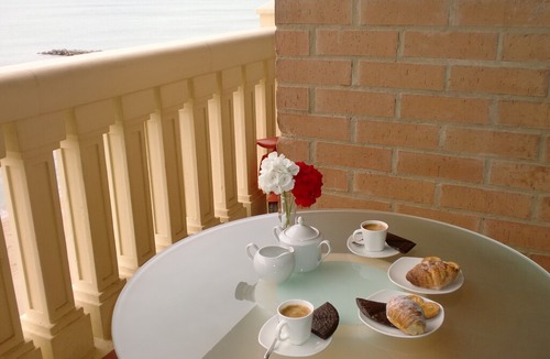 Port Saplaya Apartment | Beautiful apartment on the beachfront