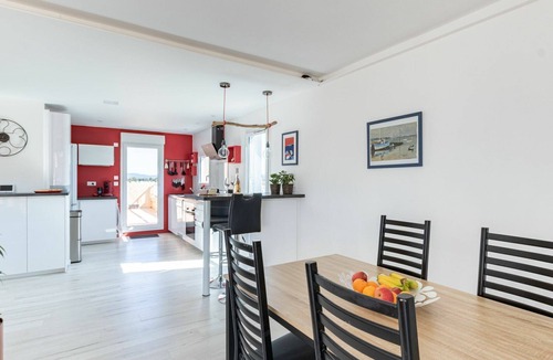 Le Pradet Apartment | Beautiful apartment for 4 people with WIFI, A/C, TV, terrace and panoramic view