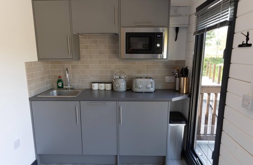 Gumley Cabin | Beautiful Open Plan Lakeside Lodge in Shearsby