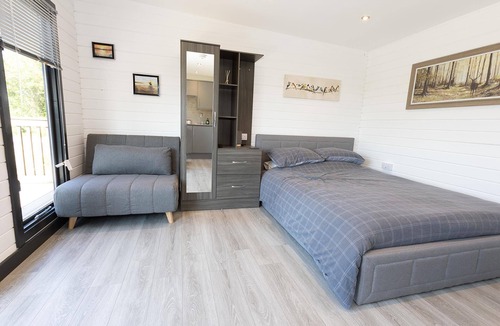 Gumley Cabin | Beautiful Open Plan Lakeside Lodge in Shearsby