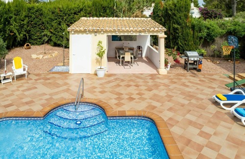 Trencall Villa | Beautiful private villa for 8 guests with WIFI, private pool, A/C, TV, patio and pets allowed