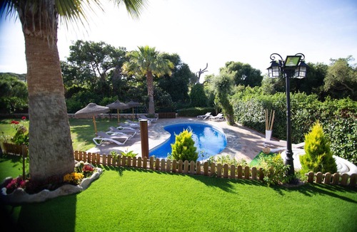 Brena y Marismas de Barbate Natural Park House | Beautiful Villa with Large Garden, Pool, Air Conditioning & Wi-Fi; Parking Available