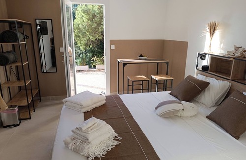 Dions Bed & Breakfast | Bed and breakfast, intimate comfort, jacuzzi in season, ideally located