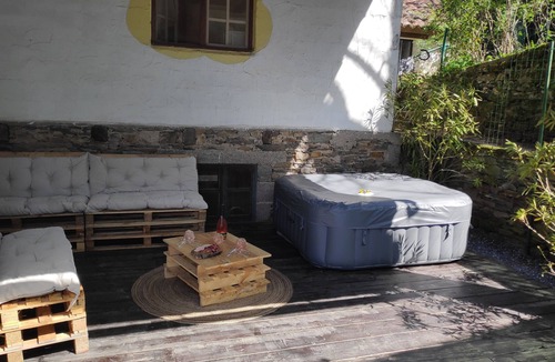 Curvalle House | Between charm and relaxation with its jacuzzi.