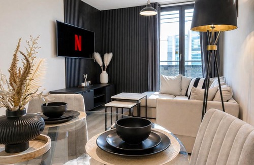 Theatreland Birmingham Apartment | Birmingham City Centre Flat Chinatown, Balcony, Free Parking & Fast WiFi