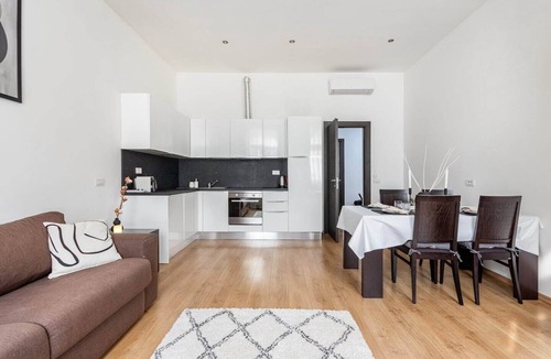 Prague 5 Apartment | Black Swan Apartment - 50 Meters from Dancing House