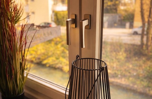 Innenstadt Apartment | Black & Yellow Studio