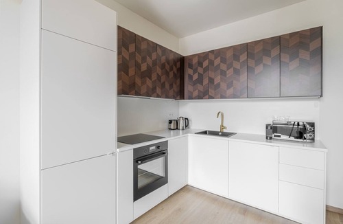 Vrsovice Apartment | Blueground | Prague 10, nr park & foodie area (PRG-18)