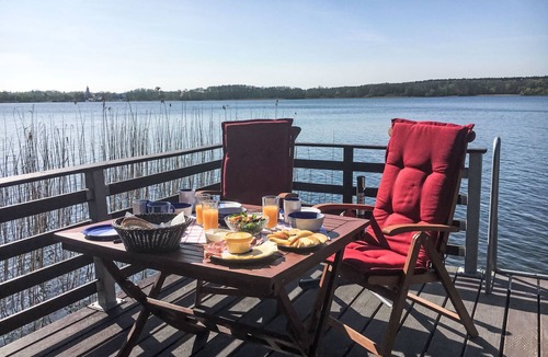 Lindow House | Bootshaus auf dem See by Interhome