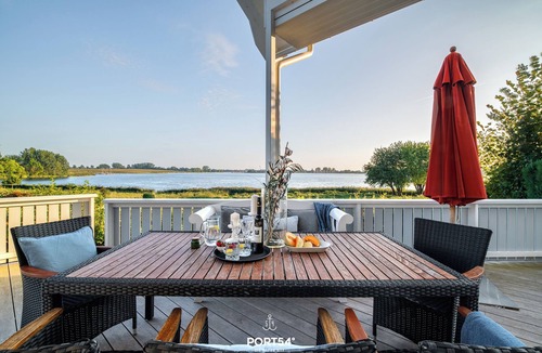 Kopperby House | Breeze 71 - Schwedenhaus, 1. Reihe am Wasser, Kamin, 3 Bäder, PKW E-ladesäule