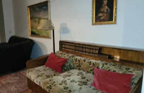 Andel Apartment | Bright 2BDR sleeps 8 near center M1