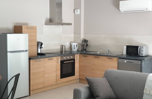 Ledenon House | Bright cottage with terrace, garden and parking