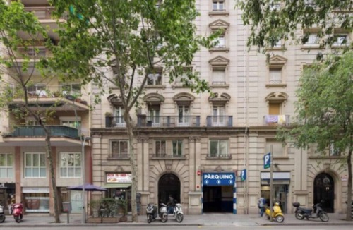 L'Antiga Esquerra de l'Eixample Apartment | Bright Living Spaces with Catalan Charm