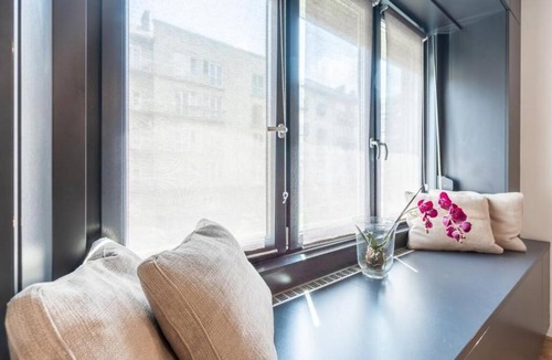 Vizivaros Apartment | Bright Studio Parliament Free Public Parking near