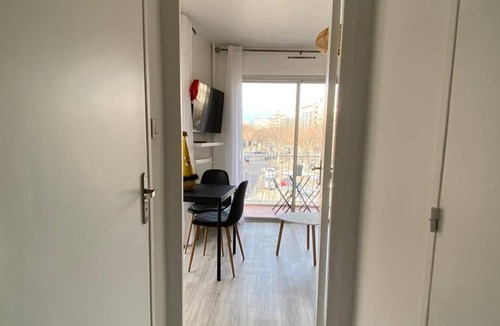 Le Rouet Apartment | Bright studio with double exposure on the Prado