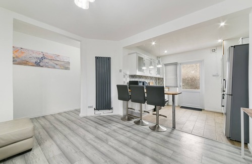 Downham House | Bromley - Modern Apt - Sleeps 6 - Free Parking - Central London 25mins by Train
