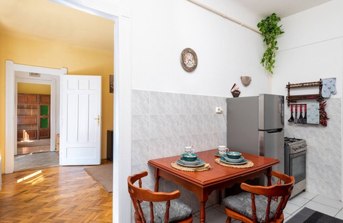 Belso-Ferencvaros Apartment | Budapest Central Vintage Home. Walk to Danube river & Great Market Hall.