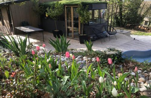Villepinte House | Bus atypique au bord du canal du midi et au cœur d'une forêt 2 chambres