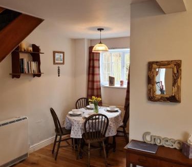 Brecon House | Bwthyn canol