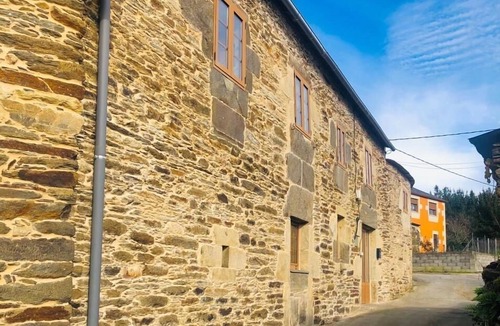 Portomarin House | Casa da Forxa is a renovated former forge/smithy in lovely hamlet setting.