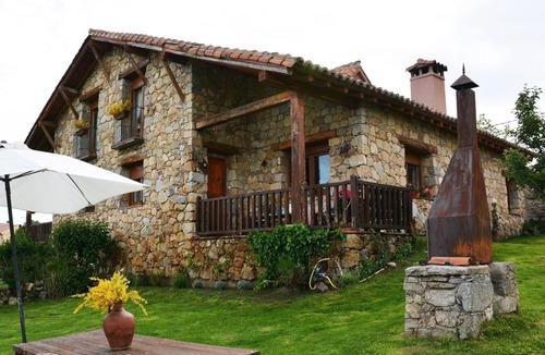 Navarredonda de Gredos Cottage | Casa del Altozano for 6 people