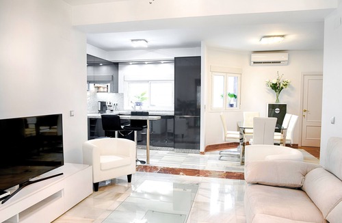 Santa Cruz Apartment | Catedral - Alcazar (central, free WIFI, A/C, confortable)