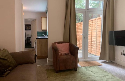 Horfield Apartment | Central 2 bed flat with off street-parking