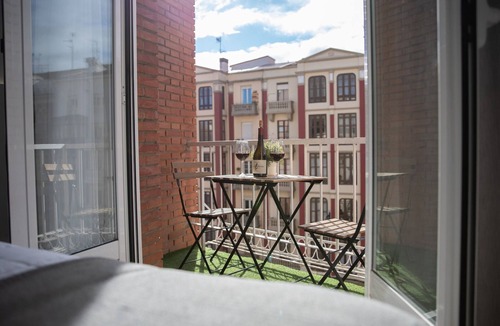 Logrono Apartment | Central Apartment in Logroño: 5-Min Walk to Calle Laurel & Gran Vía, Next to City Hall