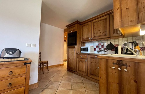 Samoens Apartment | Central Apartment in Samoëns: Spacious, Modern, Near Ski Bus, with Free Parking