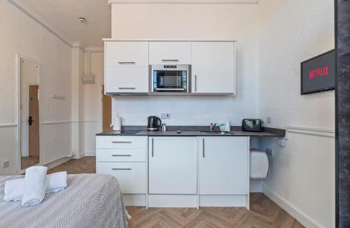 Dudley Apartment | Central Dudley Studio with Smart TV and Parking