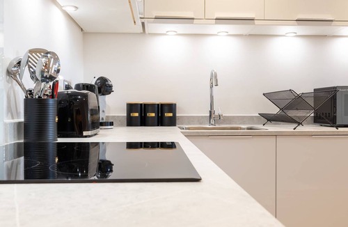 Gravesend Apartment | Central Gravesend 1BR - Wi-Fi & Kitchen - Sleeps 2