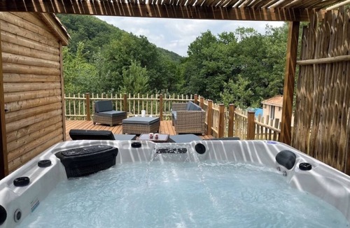 Chalabre Ski Chalet | Chalet/Spa and private lake