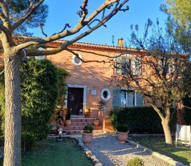 Saint-Saturnin-les-Avignon Bed & Breakfast | Chambre d'hôte suite Tournesol "Au fond du jardin"
