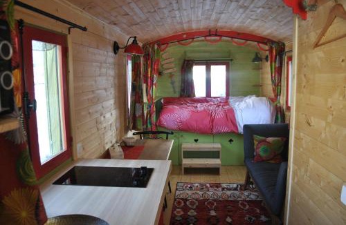 Villy-le-Bouveret Bed & Breakfast | Chambre d'hôte dans Roulotte aménagée tout confort Kitchenette SDB La Fée Favie