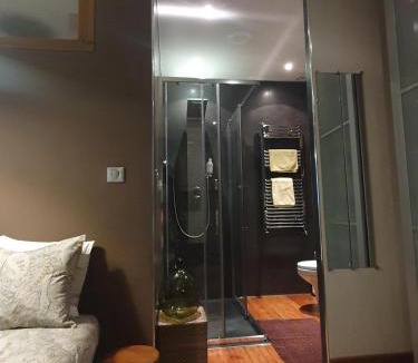 Charlier - Valvert House | Chambre double accueillante avec douche privative