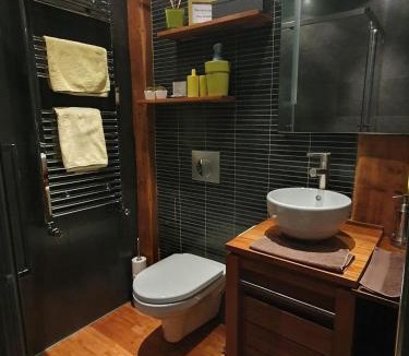 Charlier - Valvert House | Chambre double accueillante avec douche privative